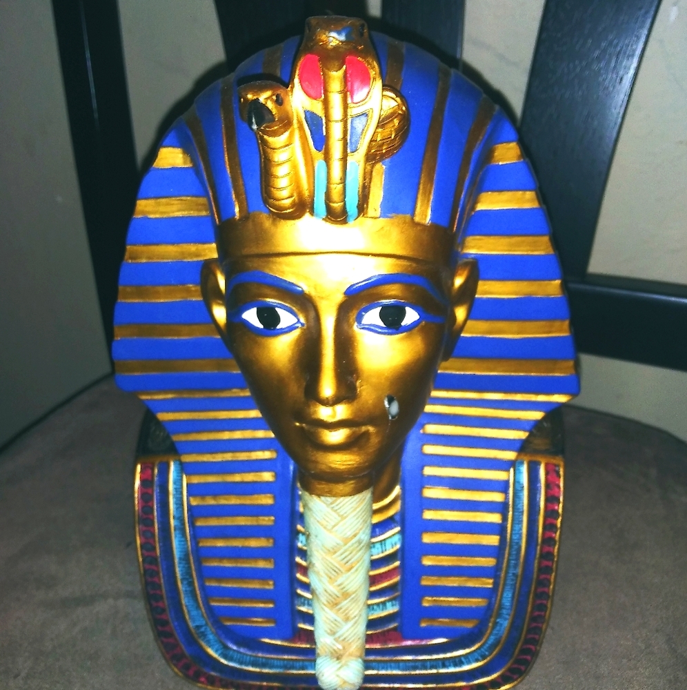 Eruption head statue